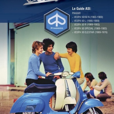 Capa de livro azul com mota Vespa 50 azul e branca e texto informativo