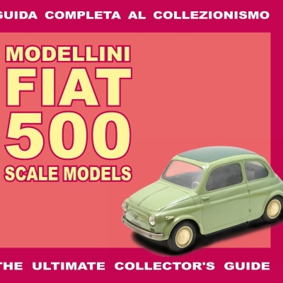 Miniatura de carro Fiat 500 verde claro com texto em fundo rosa