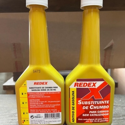 Duas garrafas amarelas com tampa branca de aditivo de gasolina Redex com rótulos em vermelho e amarelo