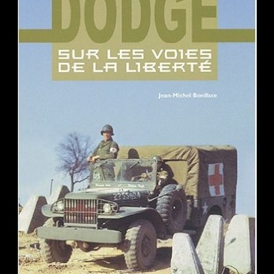 Capa de livro com veículo militar Dodge verde-oliva e texto em francês