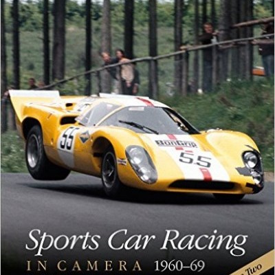 Capa de livro com carro de corrida amarelo e branco número 55 em estrada com árvores e espectadores.