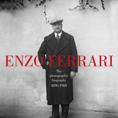 Capa de livro com homem em sobretudo e chapéu, textos ENZO FERRARI e The photographic biography 1898-1988