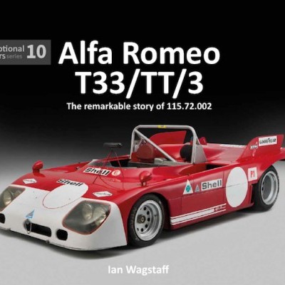 Carro de corrida Alfa Romeo T33/TT/3 vermelho e branco com autocolantes de patrocinadores em fundo cinza