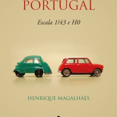 Capa de livro 'Feito em Portugal' com miniaturas de carros verde e vermelho