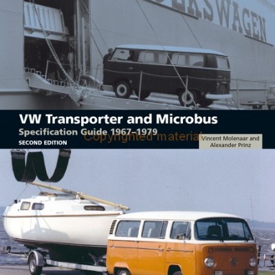 Duas carrinhas VW Transporter, uma preta junto a um navio com a inscrição VOLKSWAGEN, outra amarela e branca a rebocar um barco num cais