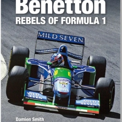 Capa de livro com carro de Fórmula 1 Benetton e texto do título