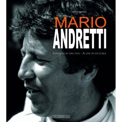 Capa de livro preto e branco de Mario Andretti com título em laranja e branco