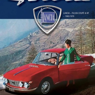 Capa de livro com carro Lancia Fulvia vermelho e mulher a abrir porta