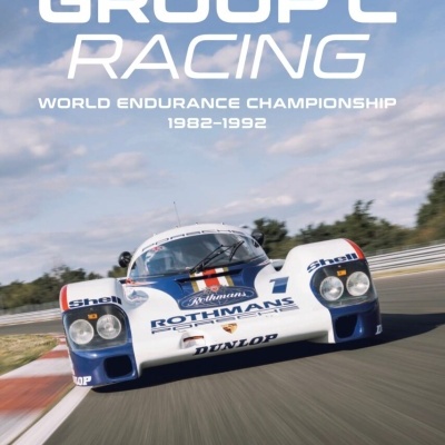 Capa de livro com carro de corrida branco e azul na pista e texto GROUP C RACING WORLD ENDURANCE CHAMPIONSHIP