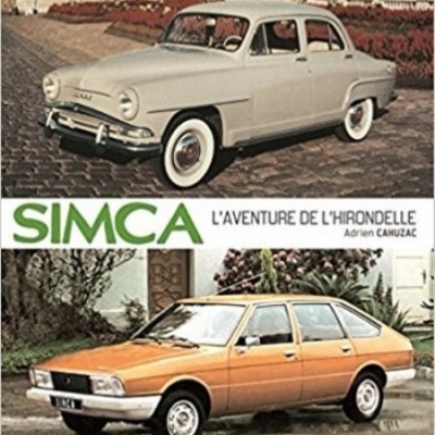 Dois carros clássicos Simca, sedã branco e hatchback laranja, com texto promocional em francês.