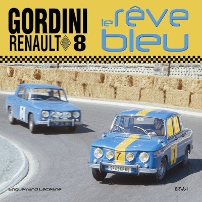 Dois carros Renault Gordini 8 azuis com listra amarela em pista de corrida curvada com muro de fardos de palha e texto promocional amarelo e azul