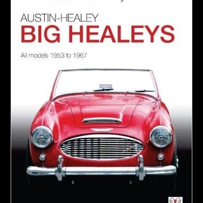 Capa de livro com um carro clássico vermelho Austin-Healey e texto em várias cores