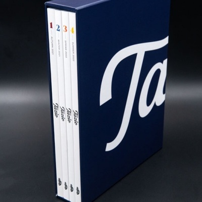 Conjunto de quatro livros numerados numa caixa azul com a palavra Tate