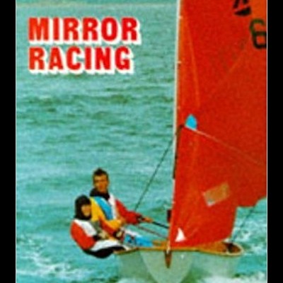 Dois velejadores em veleiro com vela vermelha no mar, título MIRROR RACING em letras vermelhas.