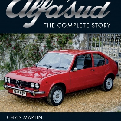 Carro Alfa Romeo Alfa Sud vermelho numa capa de livro