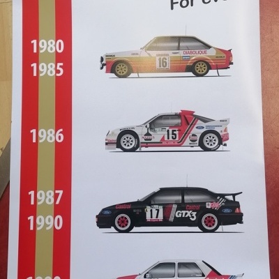 Cartaz com ilustrações de quatro carros de corrida e texto Diabolique For ever com faixas verticais coloridas e anos ao lado.