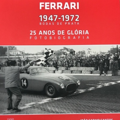 Capa de livro vermelho sobre Ferrari com foto a preto e branco de carro de corrida