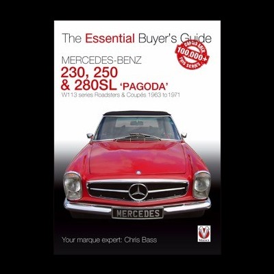 Livro com guia do Mercedes-Benz clássico e imagem da frente do carro vermelho.