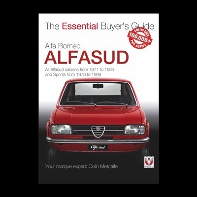 Capa de livro sobre Alfa Romeo Alfasud com imagem frontal de carro vermelho