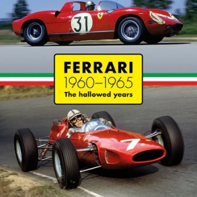 Capa de livro com carros de corrida Ferrari clássicos vermelhos e texto sobre os anos 1960-1965.