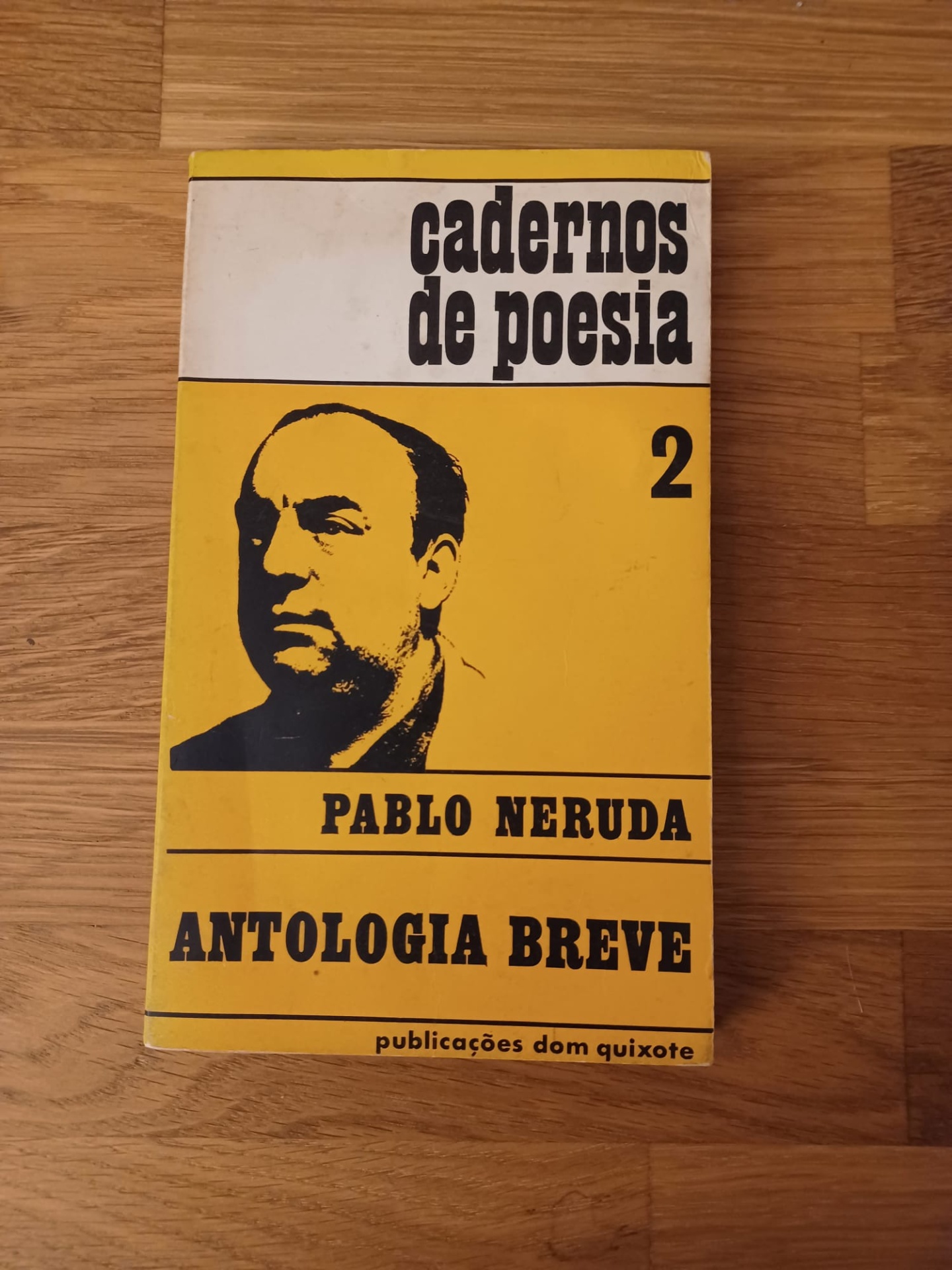 Antologia Breve, de Pablo Neruda Capa de livro amarelo e branco com ilustração e texto de Pablo Neruda