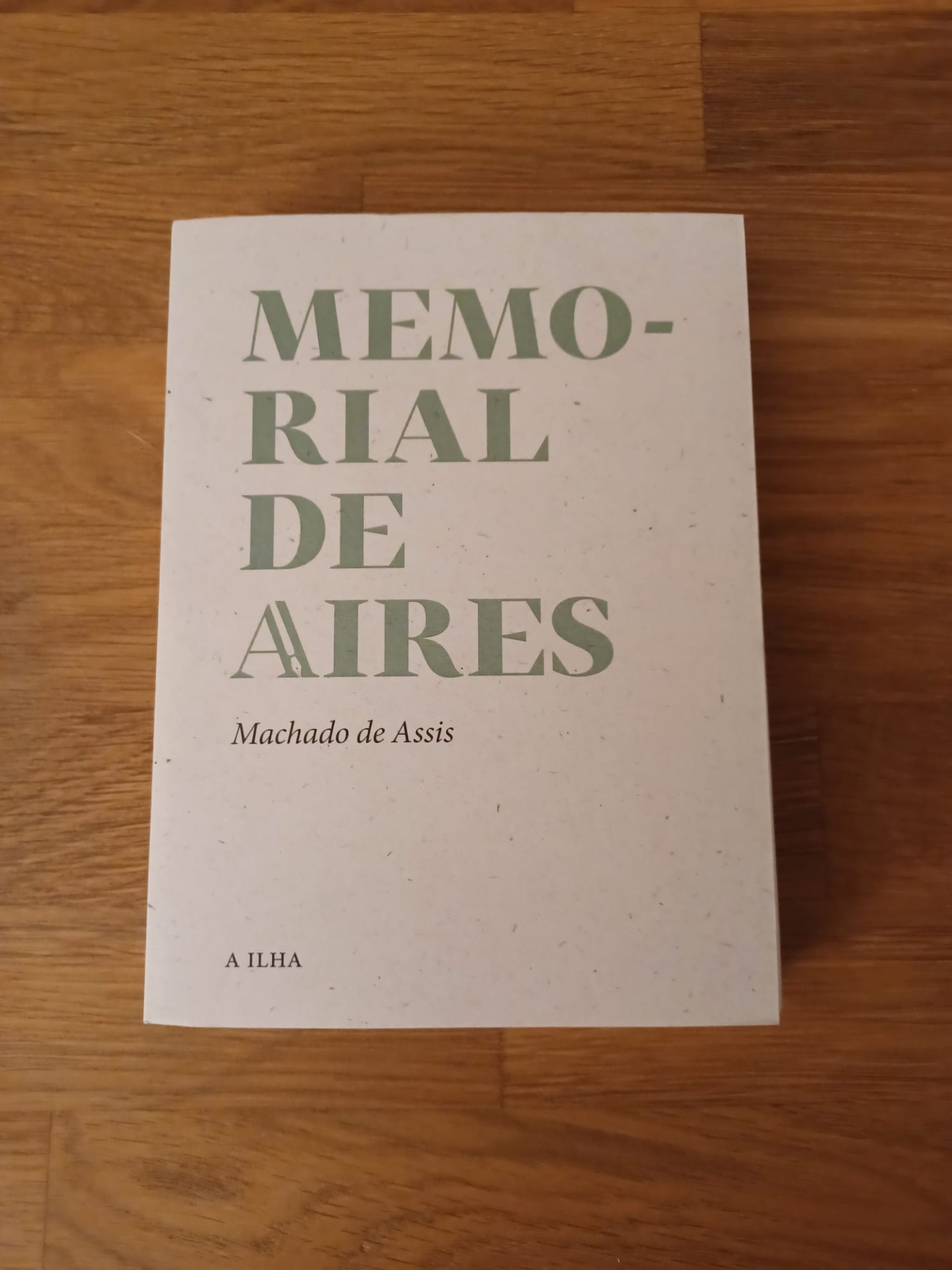 Memorial de Aires, de Machado de Assis Capa do livro 'MEMORIAL DE AIRES' de Machado de Assis sobre mesa de madeira