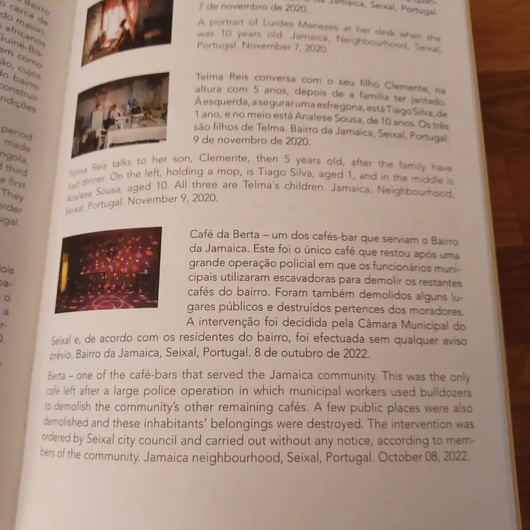 Jamaika, de José Sarmento Matos Página de livro com texto e duas fotografias, uma com pessoas e outra com luzes vermelhas