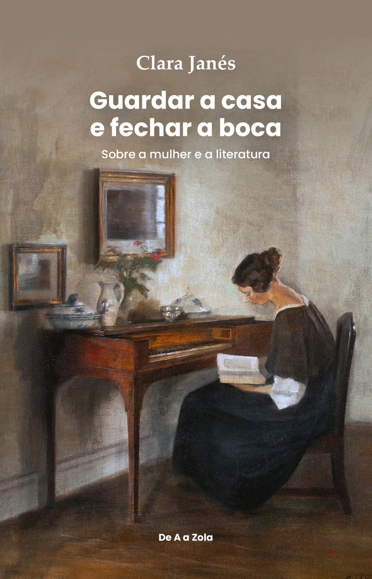 Guardar a casa e fechar a boca, de Clara Janés Livro com capa mostrando mulher em pintura sentada a ler junto a um piano antigo de madeira.