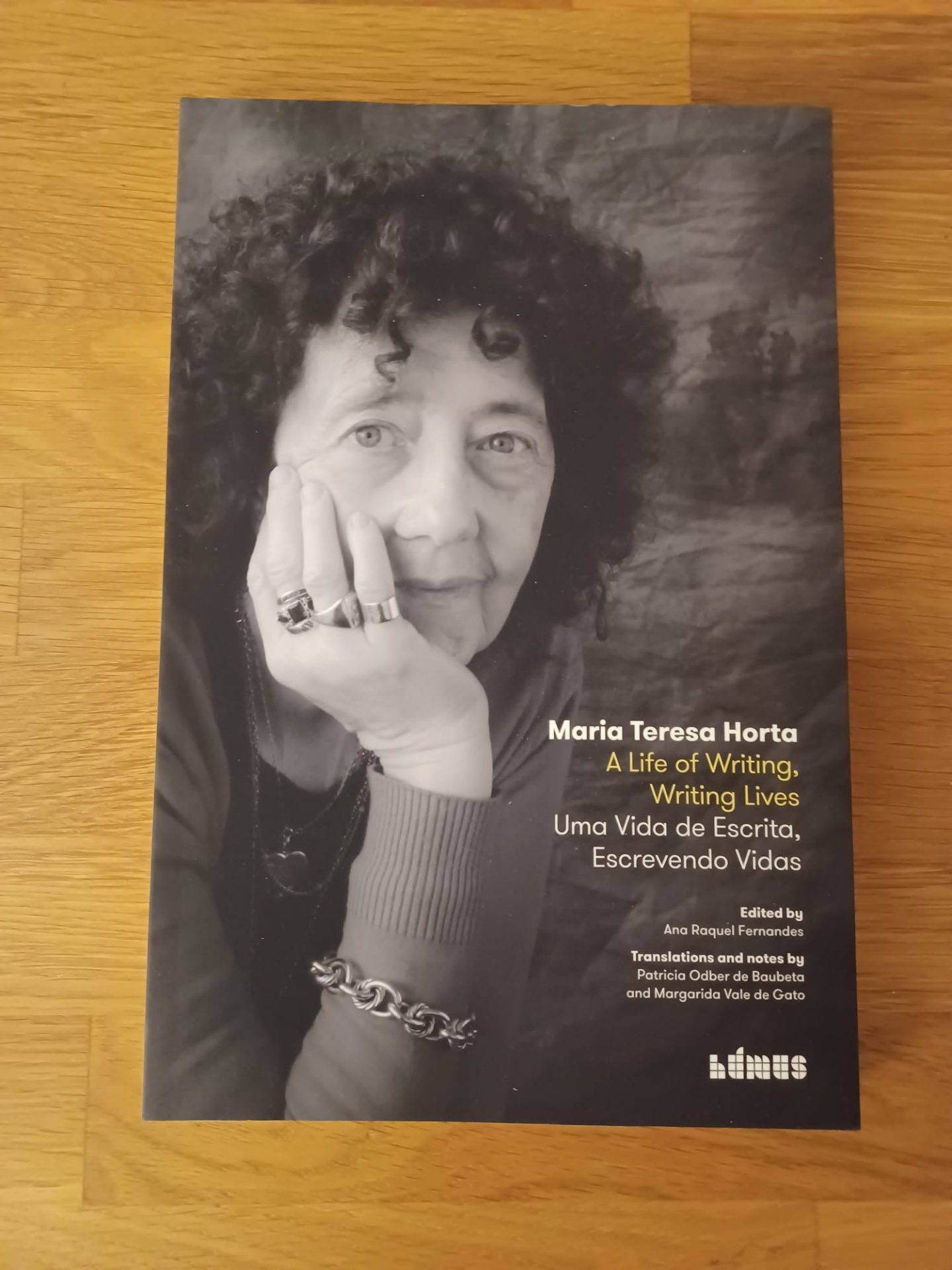 Maria Teresa Horta - Uma vida de escrita, escrevendo vidas Capa de livro com foto a preto e branco de mulher e texto de título e edição