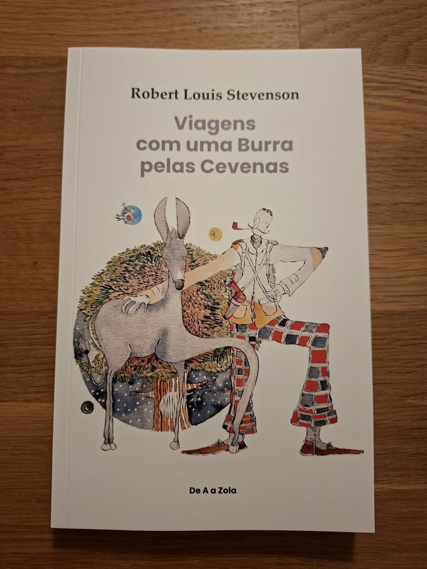 Viagens com uma Burra pelas Cevenas, de Robert Louis Stevenson Capa de livro branco com título e ilustração de homem estilizado e burra