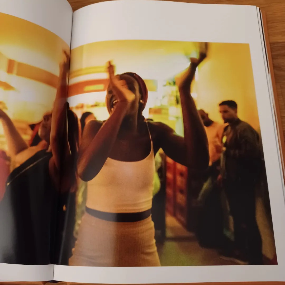 Jamaika, de José Sarmento Matos Mulher a dançar de camisola branca em fotografia num livro aberto