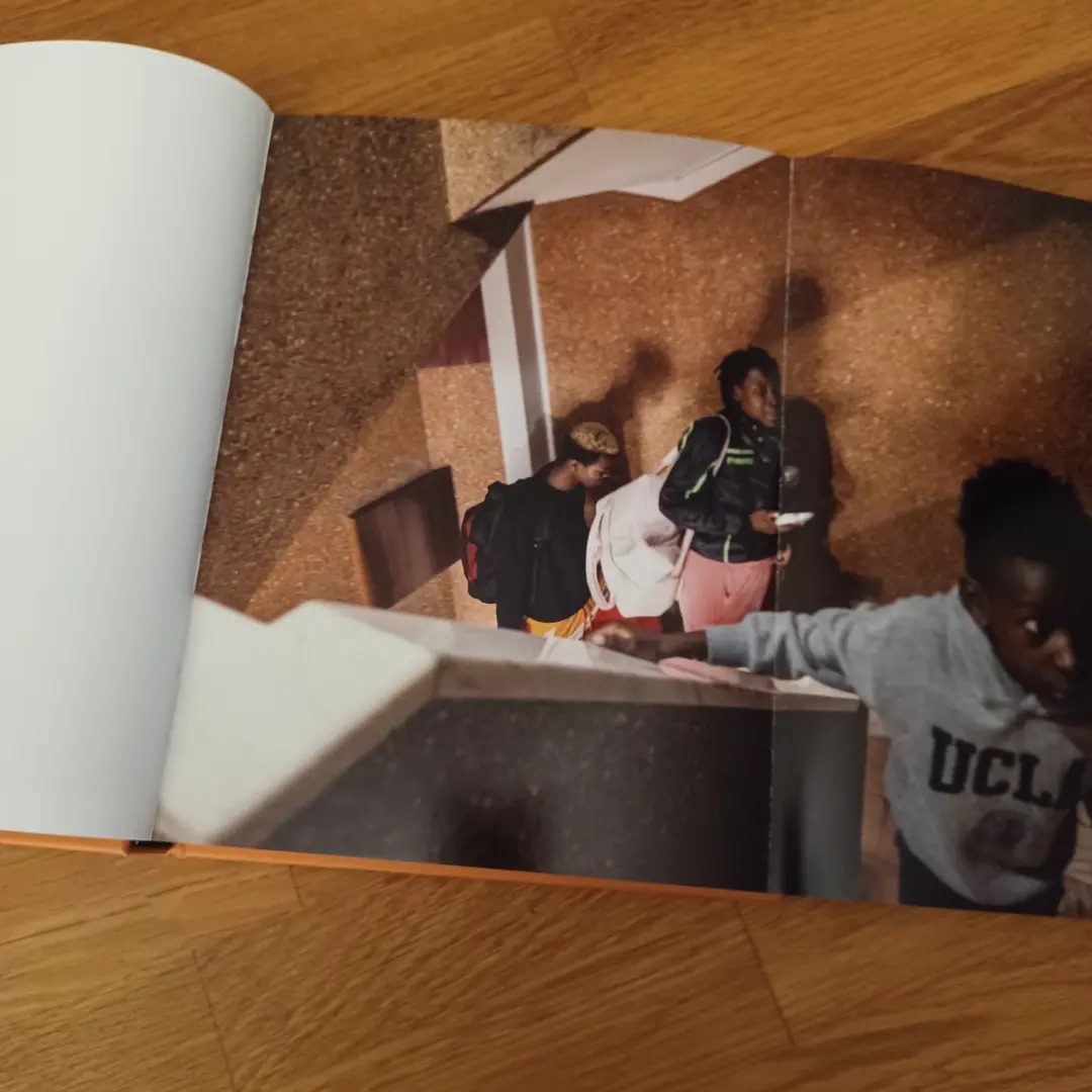 Jamaika, de José Sarmento Matos Página de livro aberto com fotografia de pessoas numa escadaria