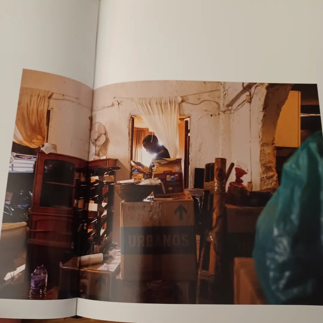 Jamaika, de José Sarmento Matos Divisão interior com várias caixas, móveis e objetos diversos