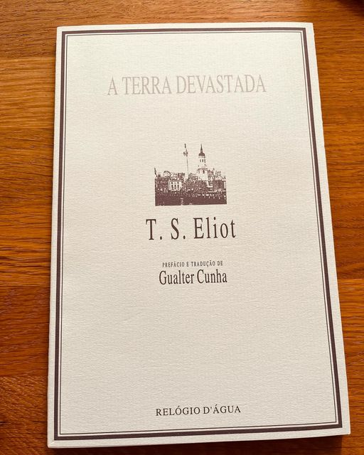 A Terra Devastada, de T.S. Eliot Capa de livro 'A Terra Devastada' de T. S. Eliot com texto e ilustração