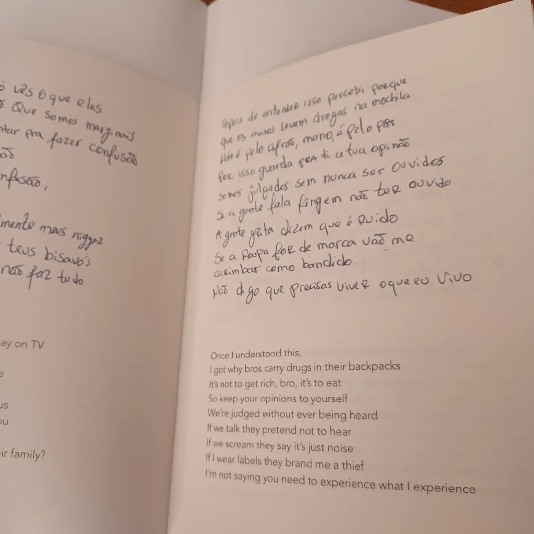 Jamaika, de José Sarmento Matos Livro aberto com texto manuscrito em português e texto impresso em inglês