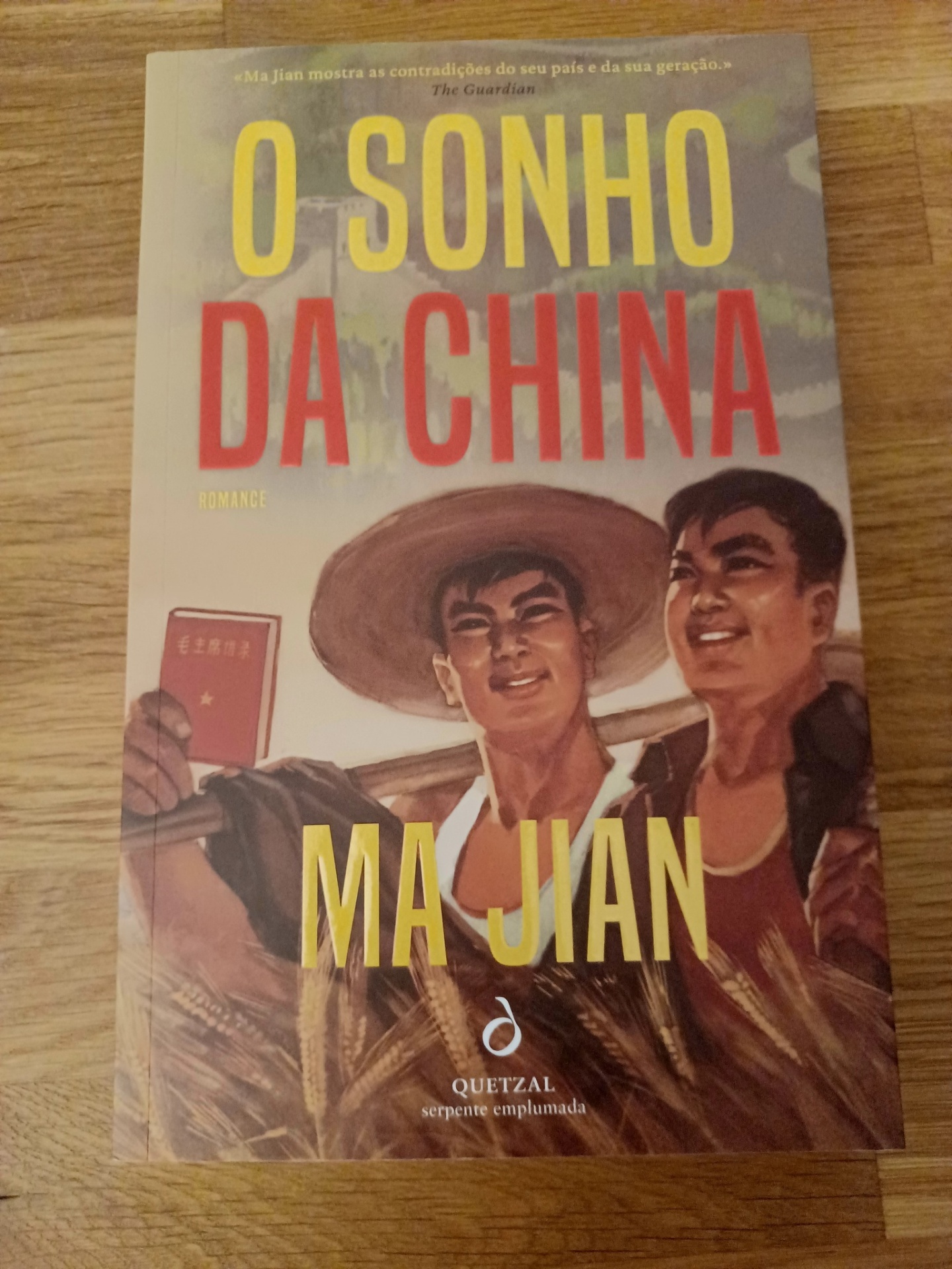O Sonho da China, de Ma Jian Capa do livro O SONHO DA CHINA com duas pessoas no campo e texto em amarelo e vermelho