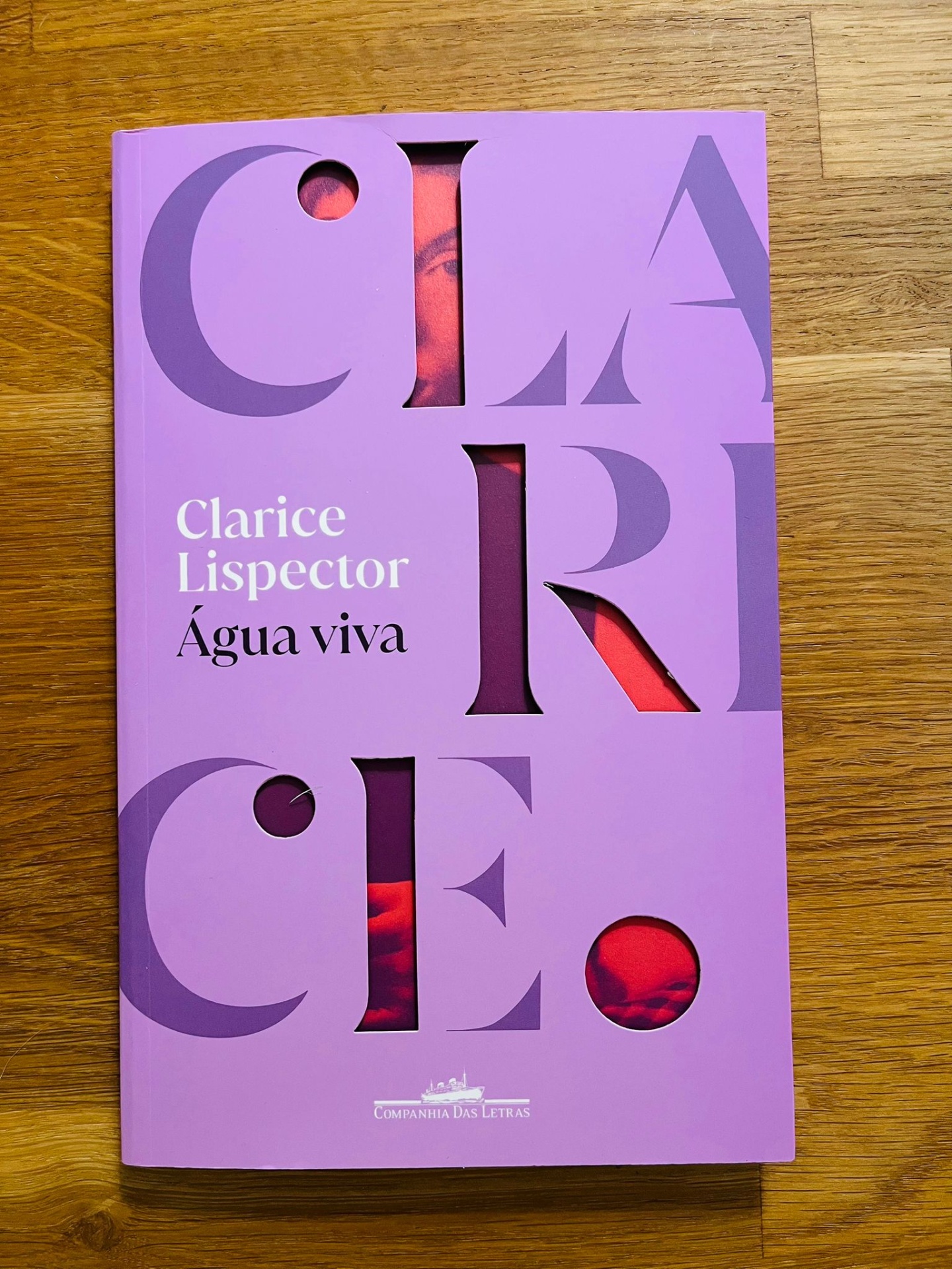 Água viva, de Clarice Lispector Capa de livro lilás 'Água viva' de Clarice Lispector com letras recortadas