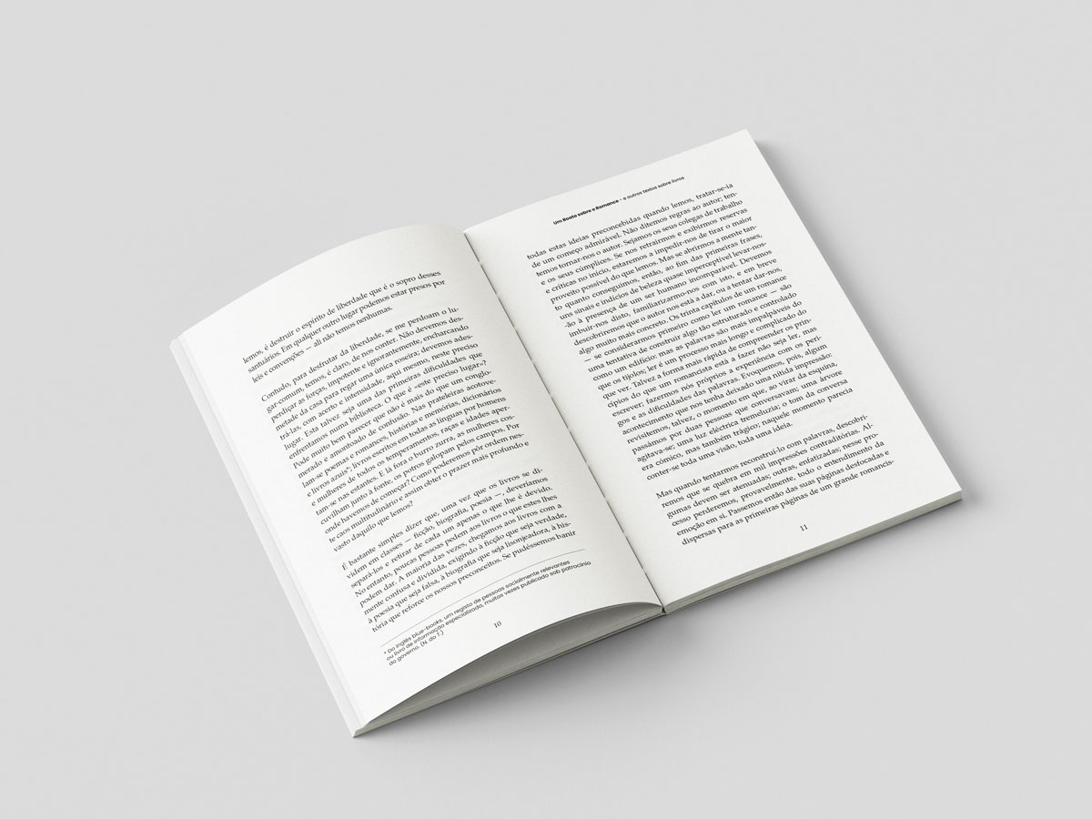 Um Boato sobre o Romance - e outros textos sobre livros Livro aberto com texto preto em páginas duplas
