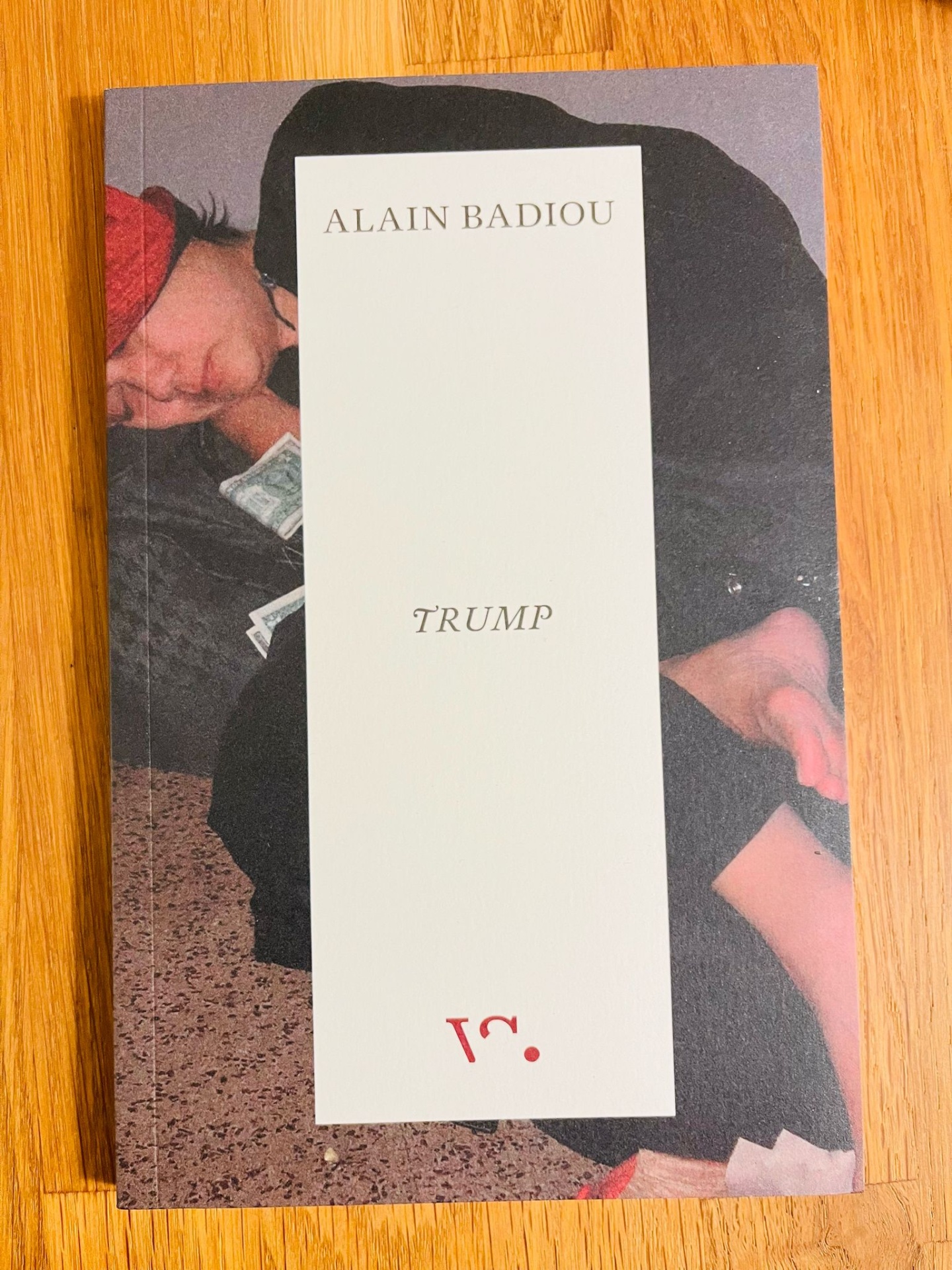 Trump, de Alain Badiou Capa de livro com imagem de pessoa e texto 'ALAIN BADIOU TRUMP'