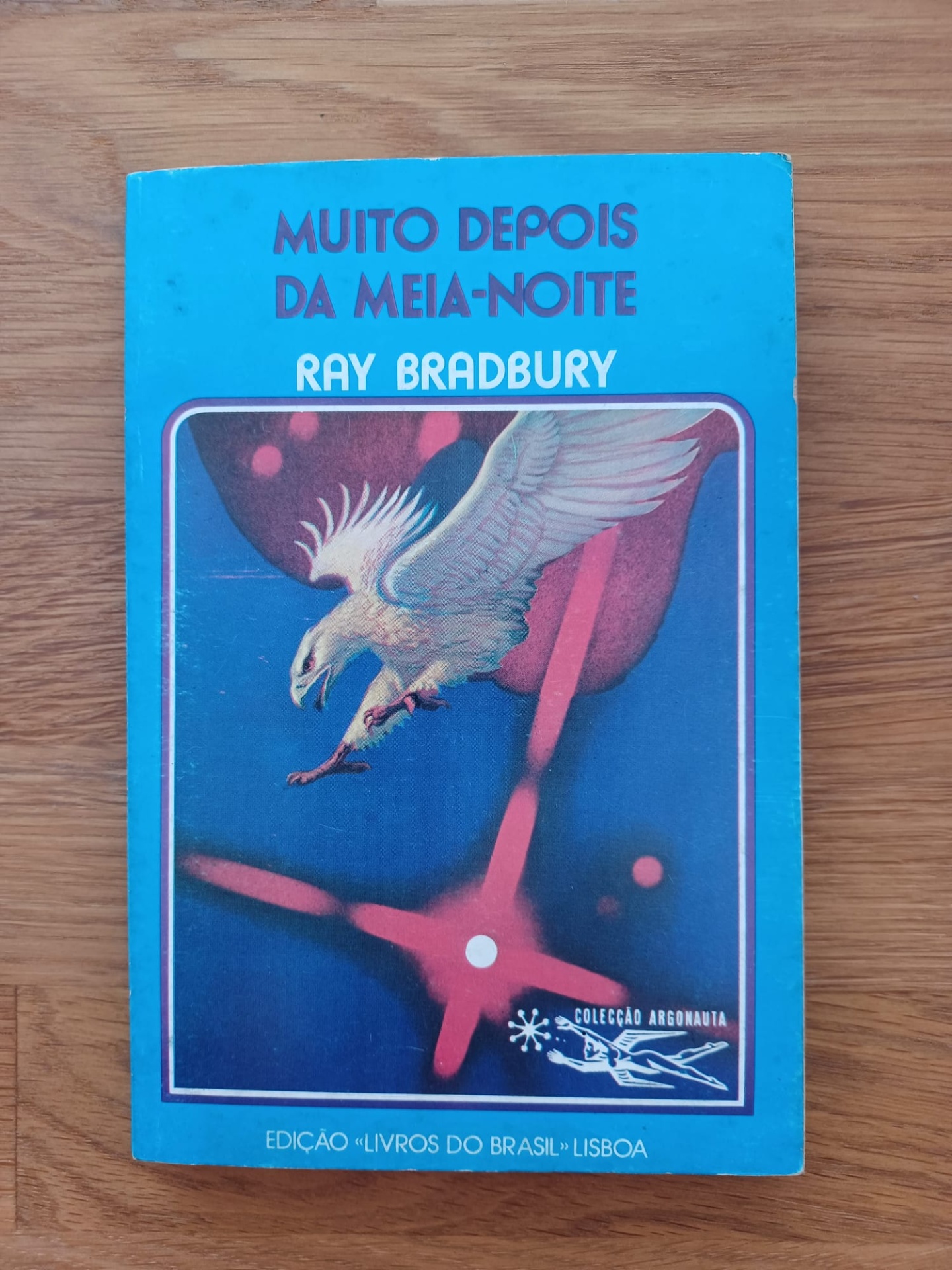 Muito depois da meia-noite, de Ray Bradbury Livro capa azul com ilustração de pássaro branco em voo