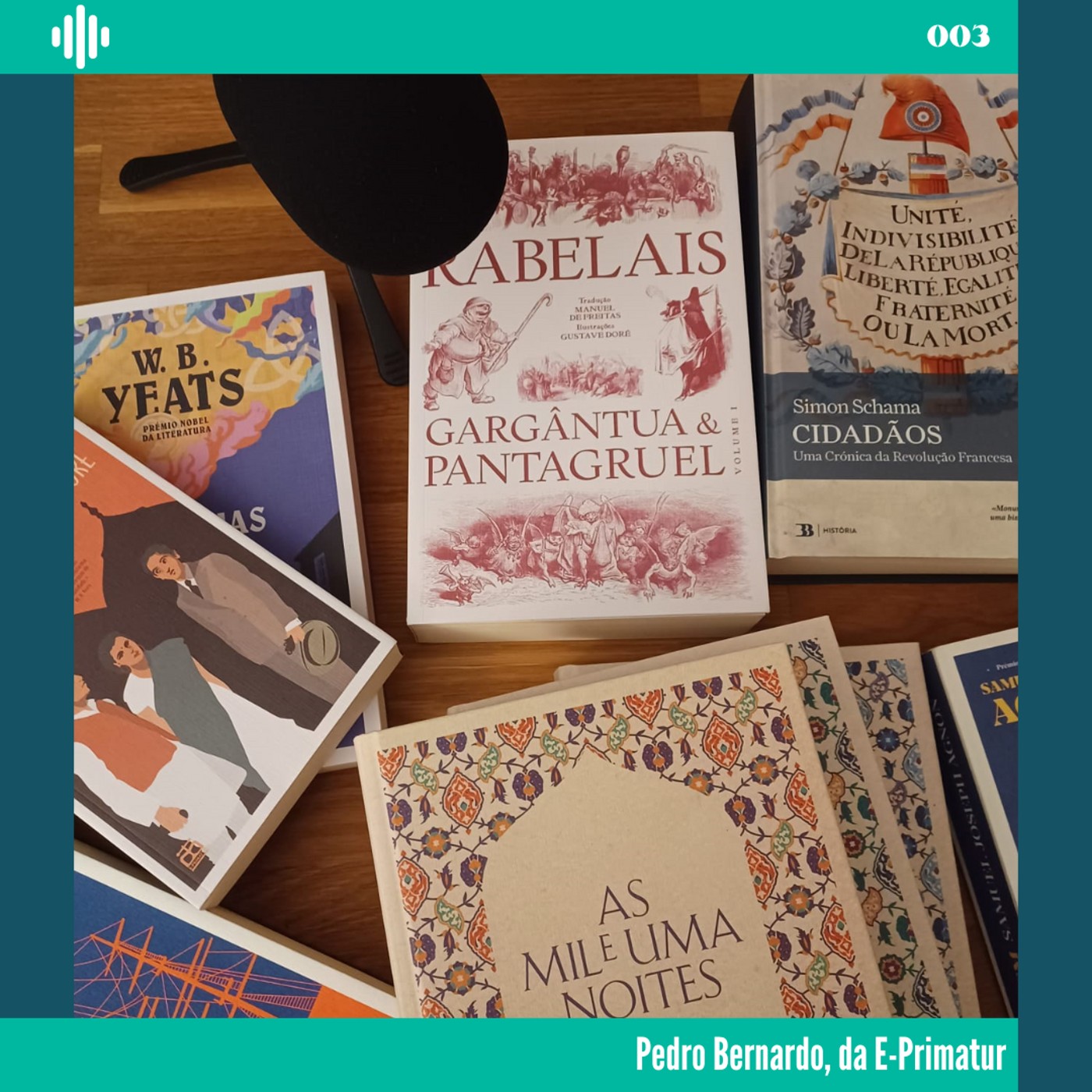 Capas de livros variados em superfície de madeira