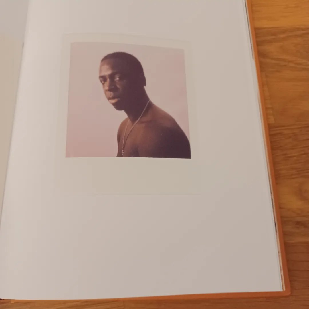 Jamaika, de José Sarmento Matos Imagem de página aberta de livro com retrato de homem