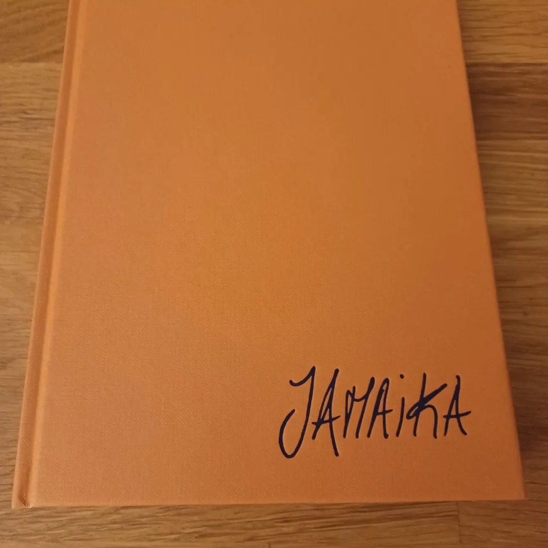 Jamaika, de José Sarmento Matos Livro de capa dura castanha com título JamaiKa em letra manuscrita