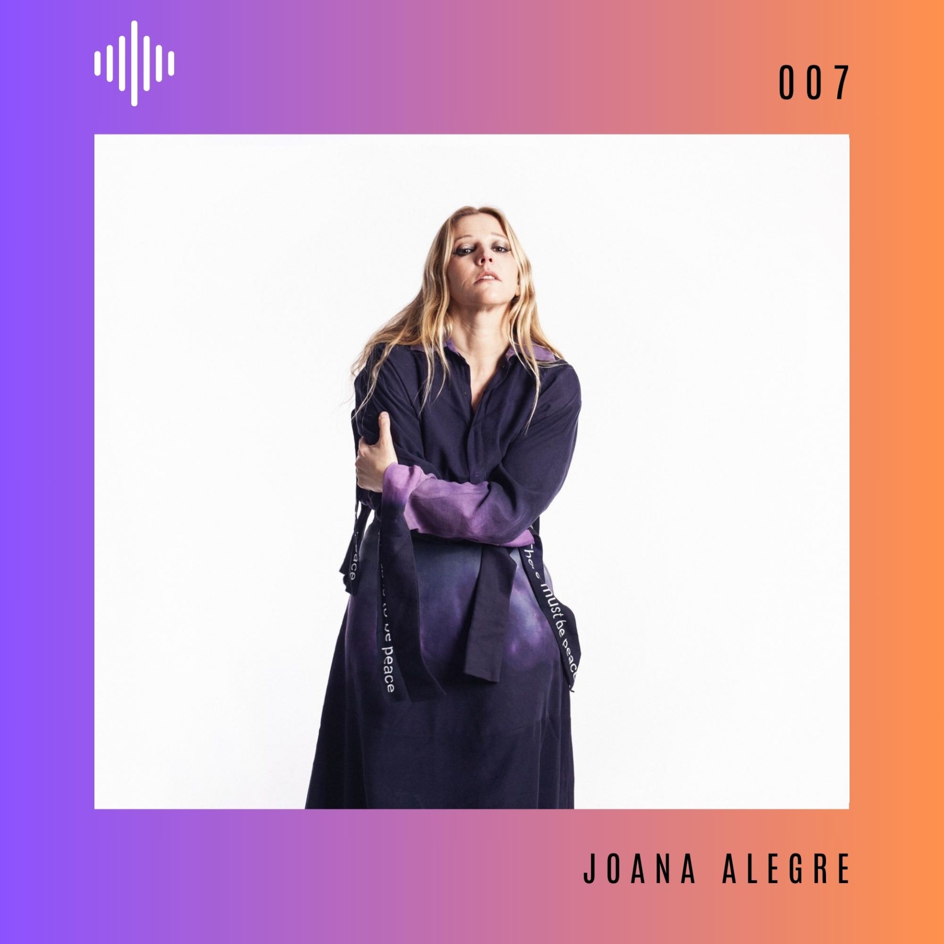 Mulher de vestido azul escuro com detalhes roxos contra fundo branco em moldura gradiente.