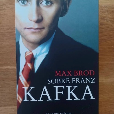 Capa de livro com retrato de homem e texto Max Brod sobre Franz Kafka