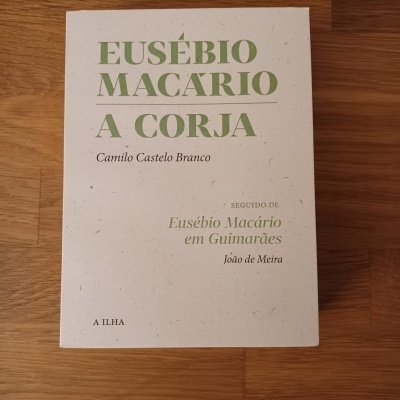 Capa de livro branco com texto verde e preto, título 'EUSÉBIO MACÁRIO A CORJA'