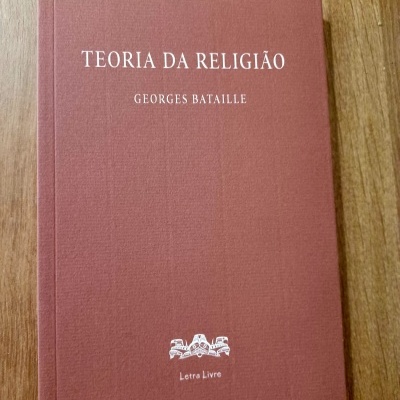 Livro 'Teoria da Religião' de Georges Bataille com capa castanha