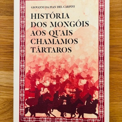 Capa de livro ilustrada com arqueiros a cavalo em silhueta e moldura vermelha