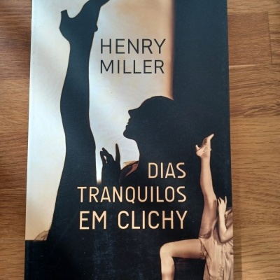 Capa de livro 'Dias Tranquilos em Clichy' de Henry Miller com imagens de pernas femininas alongadas