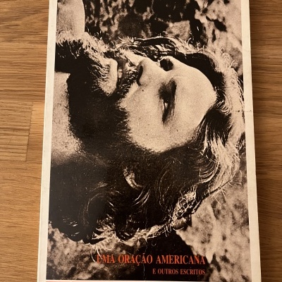 Capa de livro em preto e branco com foto de Jim Morrison e texto do título e autor